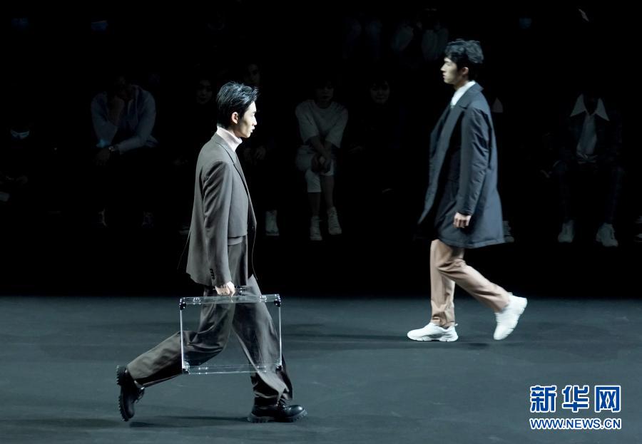 3月24日,模特在时装周开幕酒会上走秀。国家品牌网