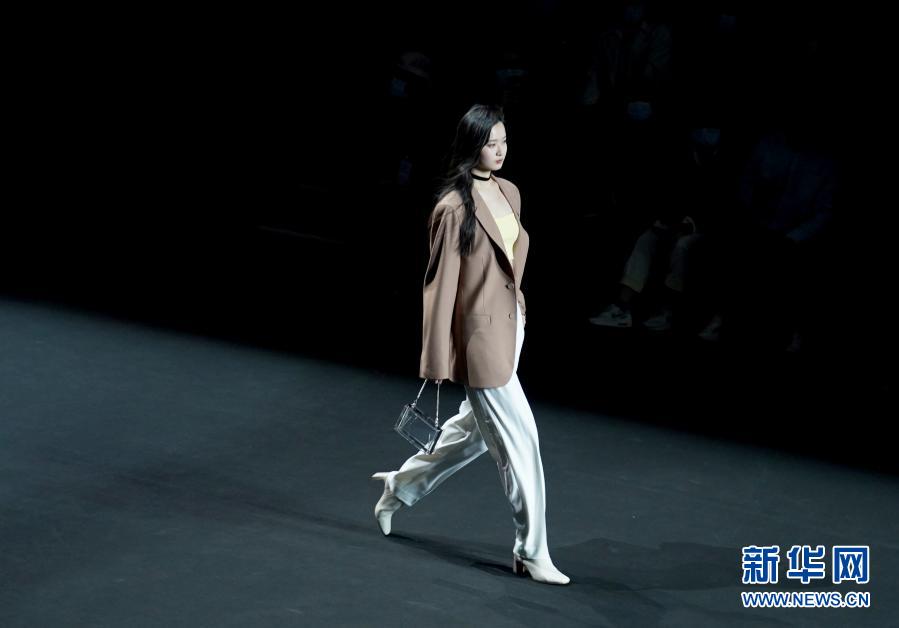 3月24日,模特在时装周开幕酒会上走秀。国家