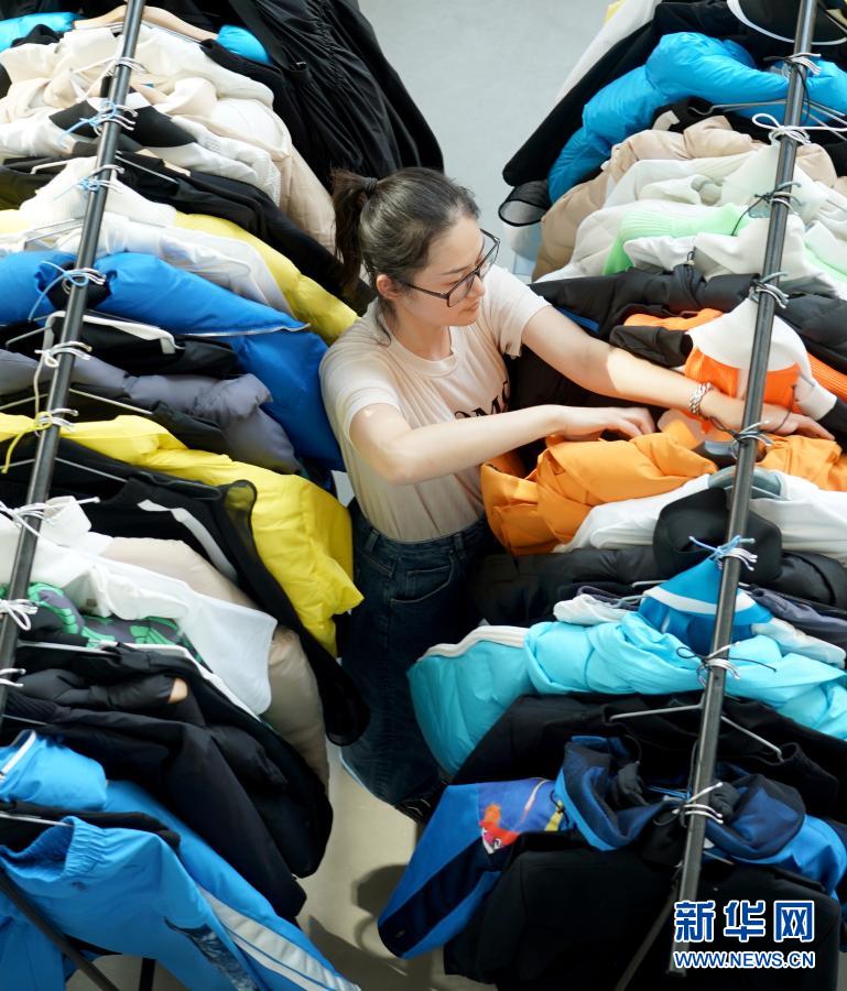 3月24日,模特在时装周开幕酒会上走秀。国家品牌网