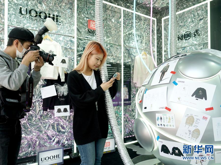 3月24日,模特在时装周开幕酒会上走秀。 国家品牌网