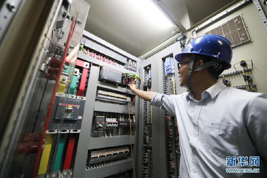 3月30日,工作人员在“中国天眼”索驱动机房内维护保养设备(维护保养期间拍摄)。新华社记者 欧东衢 摄 国家品牌网