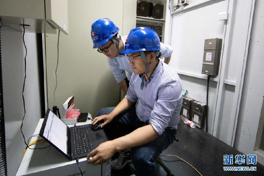 3月30日,工作人员在“中国天眼”索驱动机房内维护保养设备(维护保养期间拍摄)。新华社记者 欧东衢 摄 国家品牌网