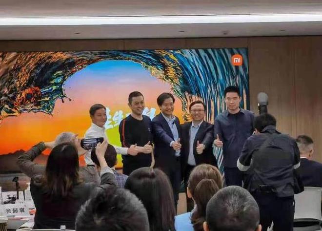 雷军神秘聚会曝光 台下一桌人身家超2000亿要搞大事？  国家品牌网
