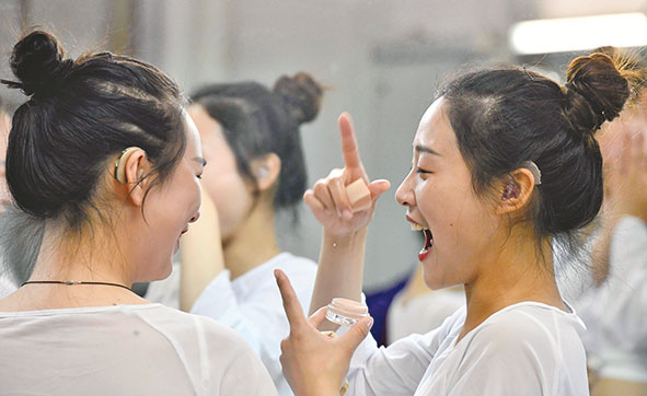 “聋人小清华”：大地有爱，花开无声 