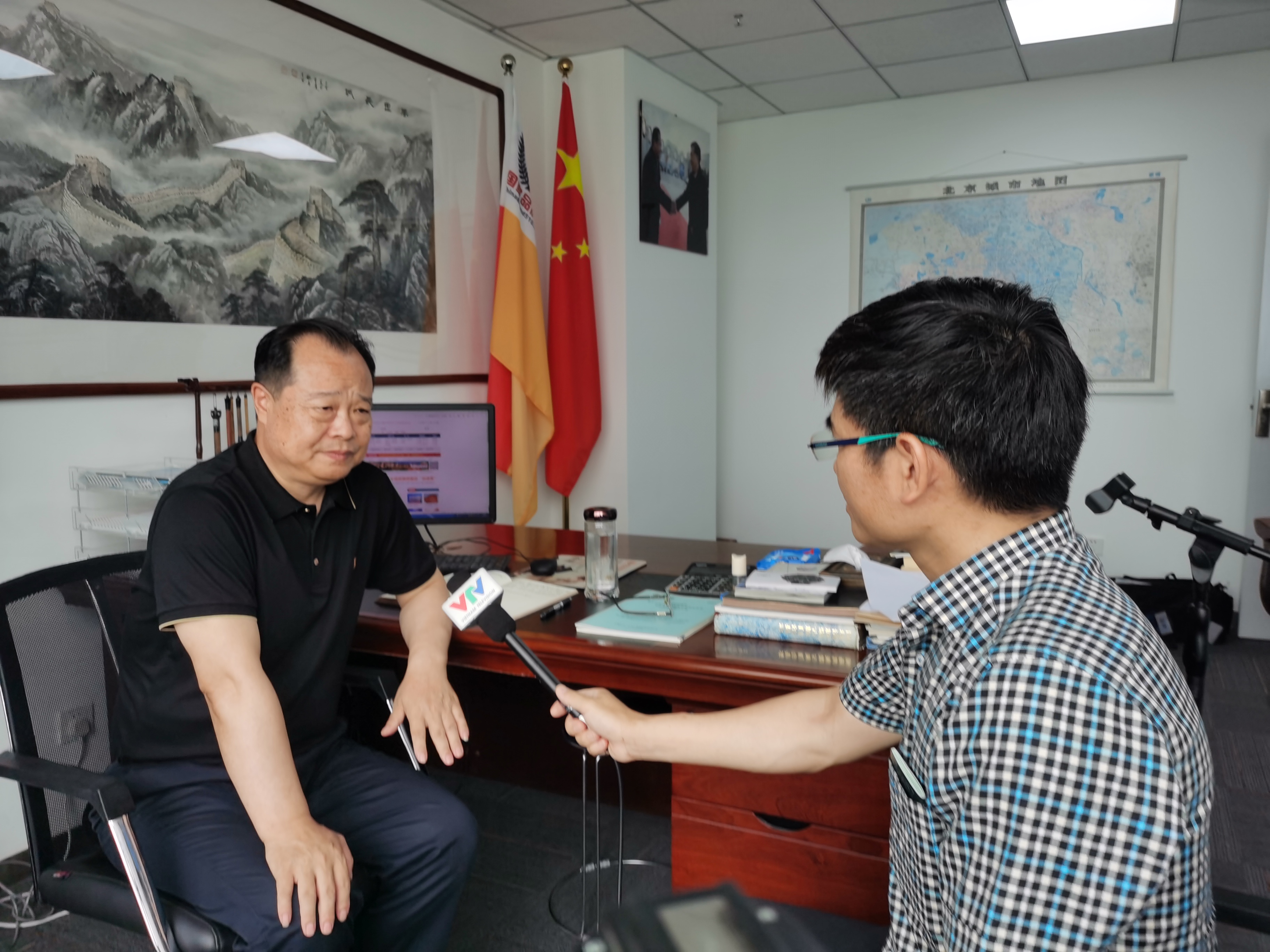 李刚总编辑接受越南电视台采访