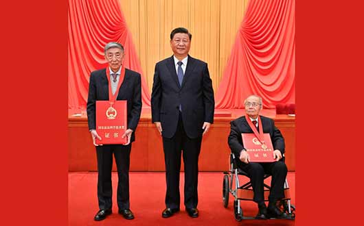 中共中央国务院隆重举行国家科学技术奖励大会 习近平出席大会并为最高奖获得者等颁奖 李克强讲话 王沪宁出席 韩正主持