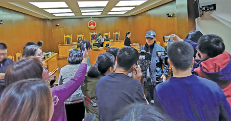 郑渊洁为维权停刊《童话大王》的背后 