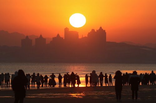 新华述评｜致敬2021：奋进是最美的挥别 