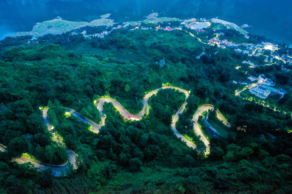 ↑中国共产党第十九届中央委员会第六次全体会议，于2021年11月8日至11日在北京举行。这是习近平、李克强、栗战书、汪洋、王沪宁、赵乐际、韩正等在主席台上。