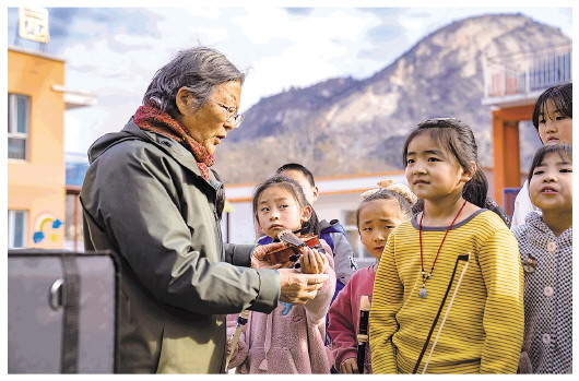 山里娃登上冬奥开幕式，背后有位可敬的老人