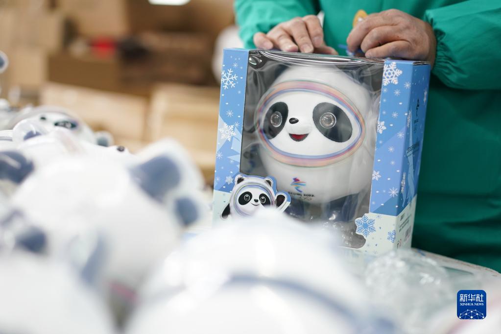 新华社记者 季春鹏 摄特许生产商加紧生产“冰墩墩” 国家品牌网