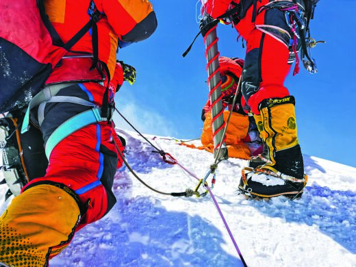 我国13名科考队员成功登顶珠峰 