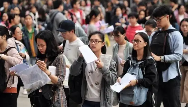 毕业季将至 各地有何妙招引才落户