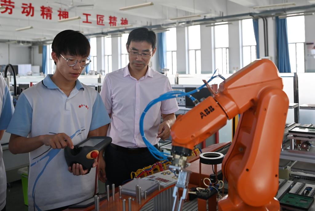 培养更多能工巧匠、大国工匠&mdash;&mdash;我国加快推进新时代高技能人才队伍建设 