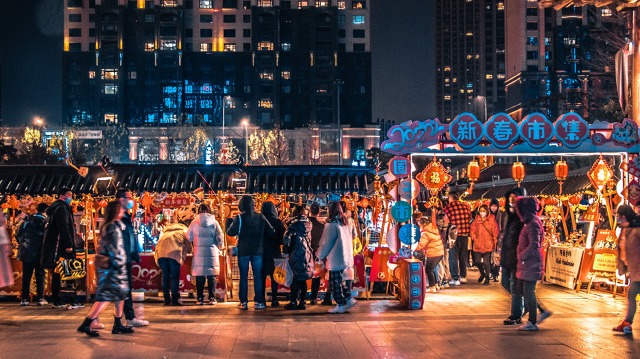 春节消费点亮中国龙年经济“开门红”