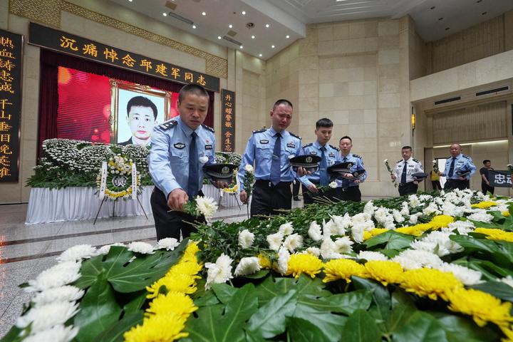 身中15刀仍追凶20多米，他牺牲在女儿高考前夕 