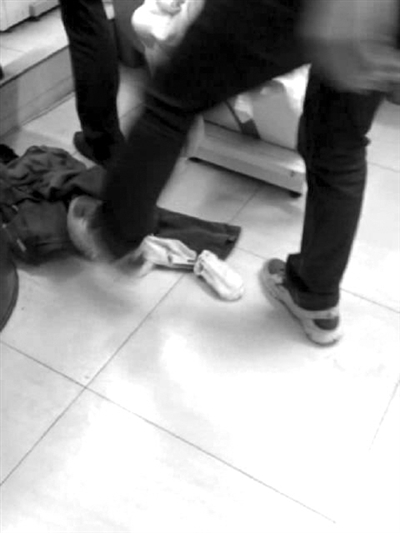 记者暗访福奈特洗衣:水洗冒充干洗 内衣袜子混洗