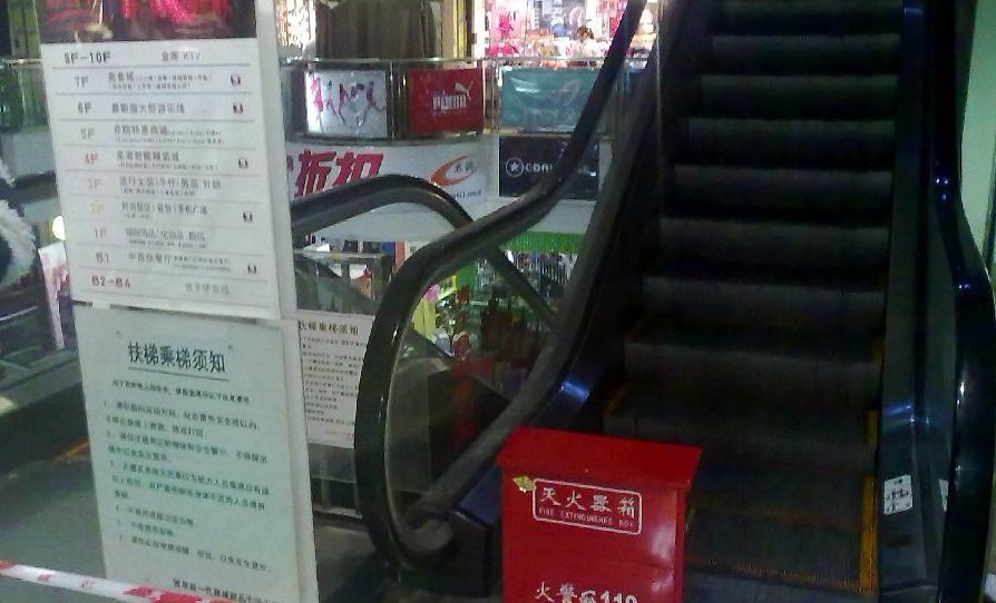 北京9岁男孩在西单乘坐商场扶梯被夹身亡