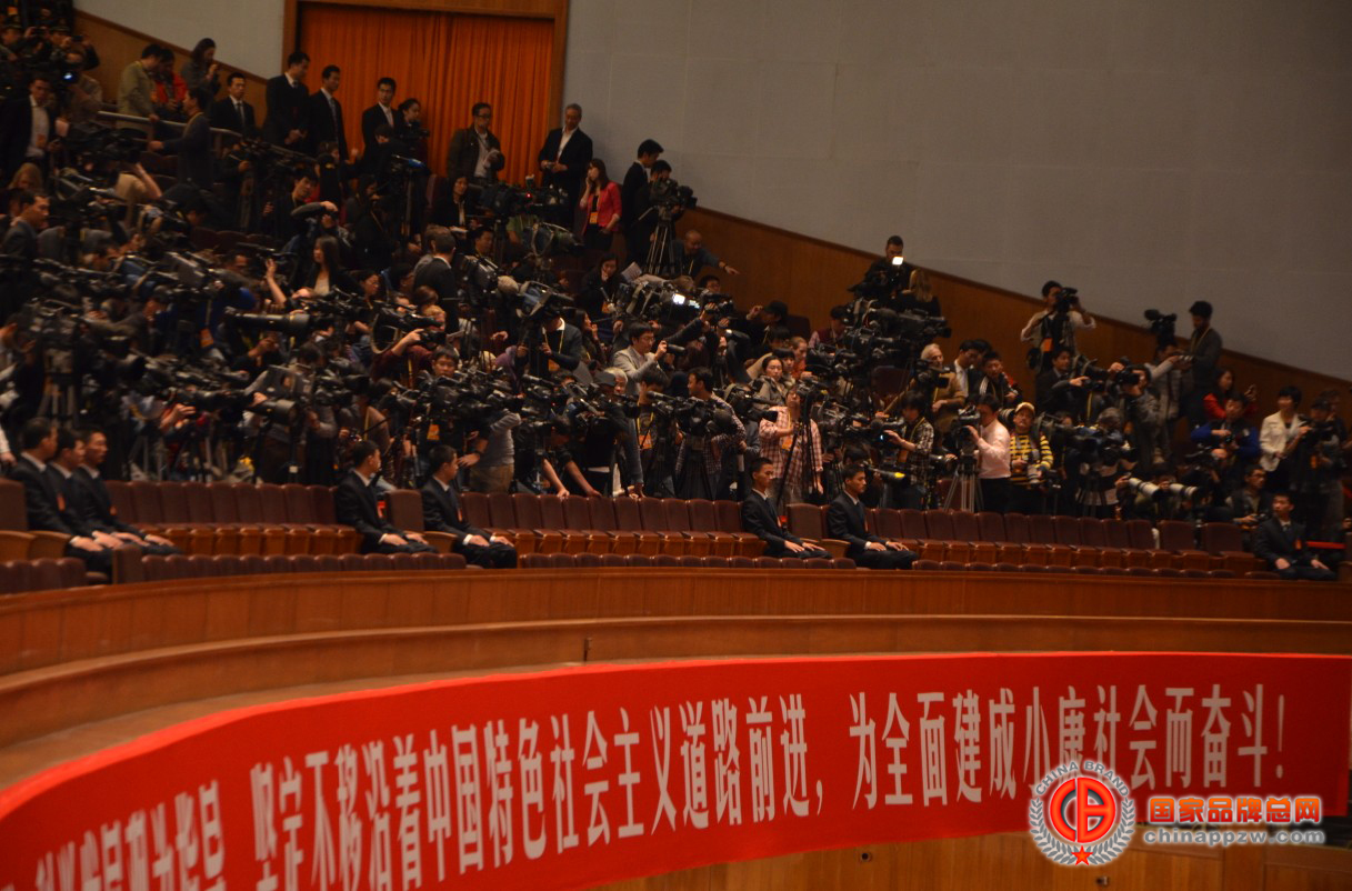 绿水载丹舟  万众奏凯歌 聚焦&ldquo;十八大&rdquo;台前幕后的记者