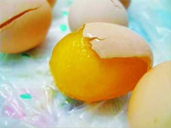 街头摊贩出售假鸡蛋 用树脂等制成