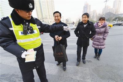 19行人各被罚10元 北京严查&ldquo;中国式过马路&rdquo;