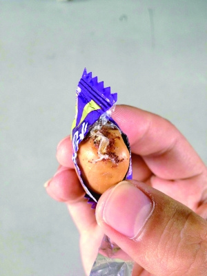 怡口莲现虫状异物 超市下架该批次货品