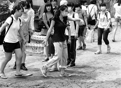 外地男子暴雨中救多人 因无北京户口不能领物资