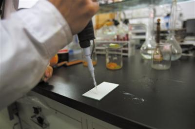 北京发现染色橙子:表皮被染色果肉幸免(图)