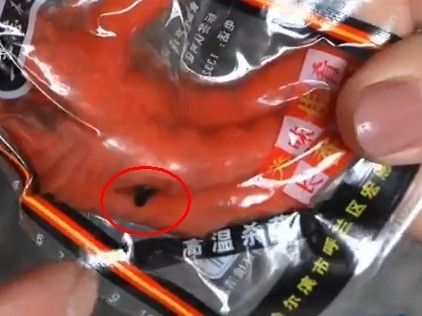 &ldquo;乡吧佬&rdquo;鸡爪吃出苍蝇 厂家赔偿10只鸡爪