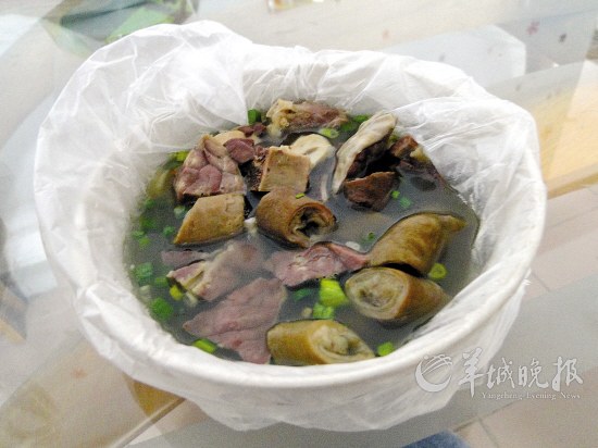 小摊吃饭套碗袋盛行 中消协称可致癌质监却说无毒