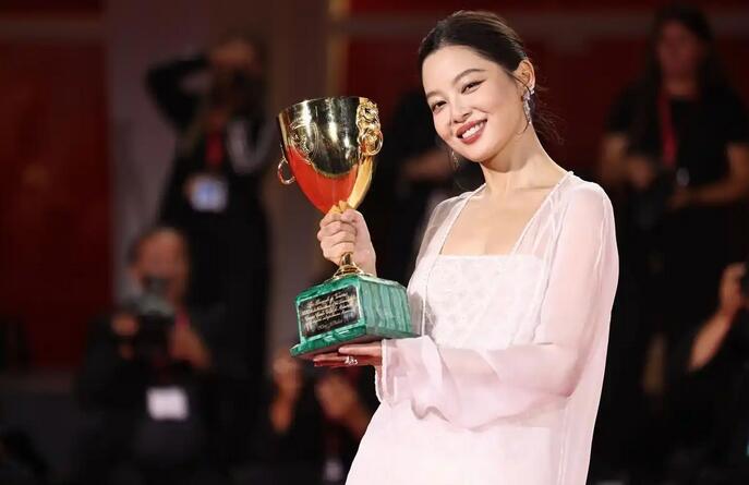 中国演员辛芷蕾获第82届威尼斯电影节最佳女演员奖 