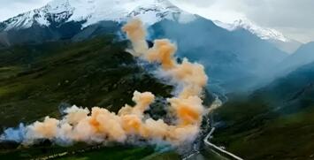 始祖鸟在喜马拉雅山脉放烟花引质疑