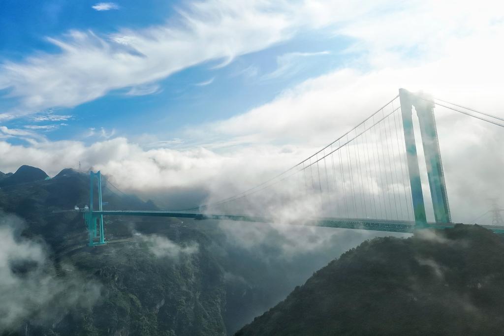 625米高空跨越&ldquo;地球裂缝&rdquo;！新的世界第一高桥正式通车