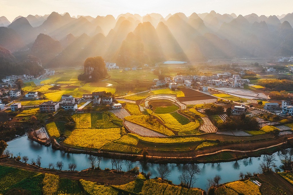 新华社经济随笔｜景区&ldquo;宠客&rdquo;新闻频上热搜，折射了何种变化？