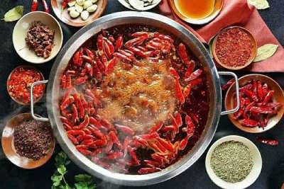 火锅料理师持证上岗，精准调配&ldquo;麻辣鲜香&rdquo; 