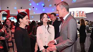 演艺界代表胡可受邀出席英国首相访华招待会，助力中英电商合作