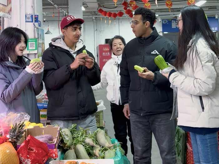 埃及留学生津门体验素饺年俗 六百年漕运食俗成入境消费新入口