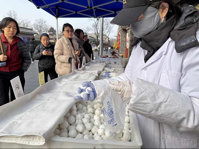 现摇元宵受宠 北京多家餐饮老字号元宵现摇现售