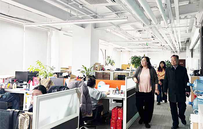 李刚总编辑到《经济观察报》社调研