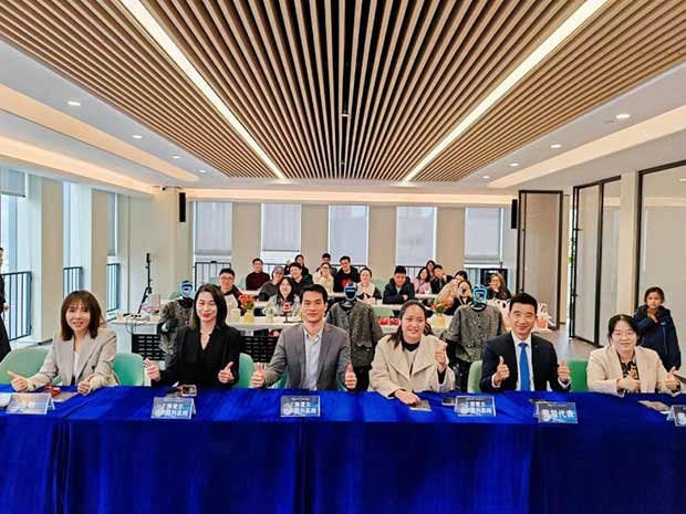 10秒摘镜 尽享科技|上海爱尔眼科新一代机器人全飞秒SMILE pro正式发布，领衔长三角眼科矫正地位