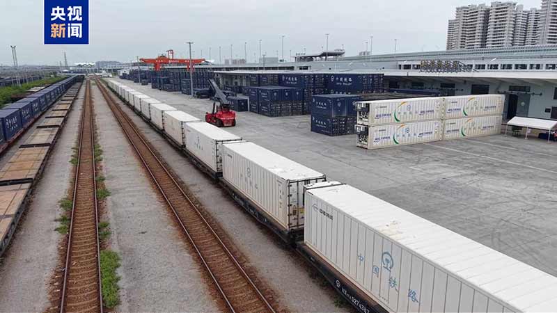 海南：国铁琼果跨海常态化班列首发 鲜果冷链出岛再添新方式
