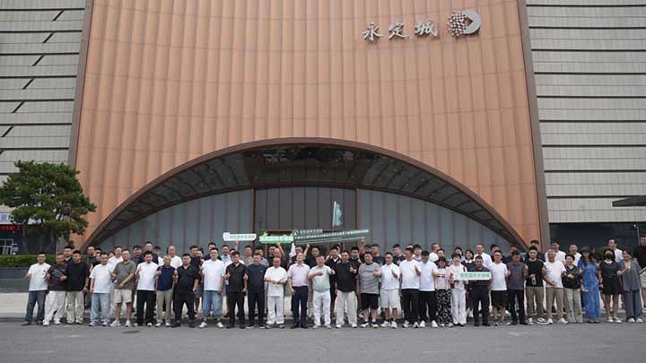 固安永定城采批节暨冬装趋势发布会举办 推动服装产业发展