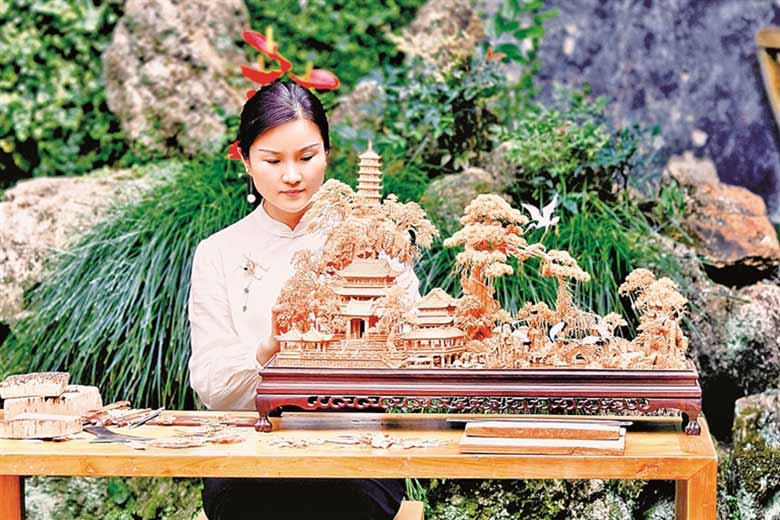 福州软木画：素木之上雕丹青 