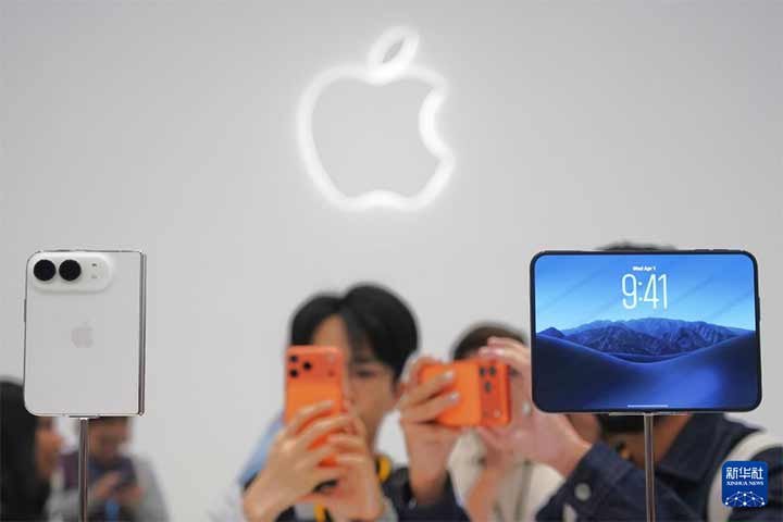 苹果公司发布其首款折叠屏手机