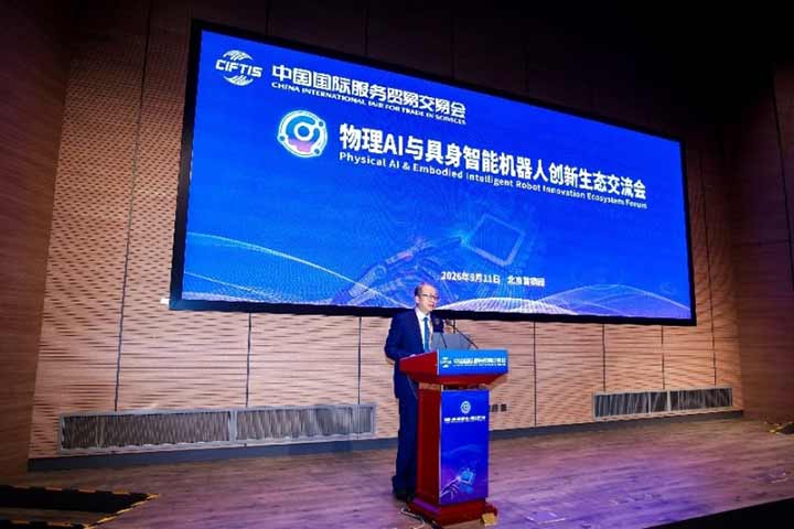 2026 服贸会｜具身智能落地元年，可安可李翔宇：以三角均衡跑通机器人商业化