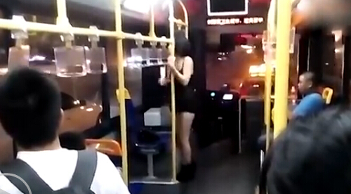 实拍女子广东一公交车上跳钢管舞 看呆周围乘客