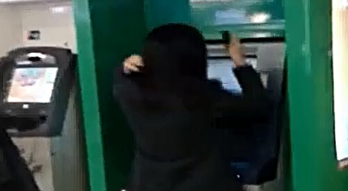 女神暴打占着取款机当化妆台的女屌丝
