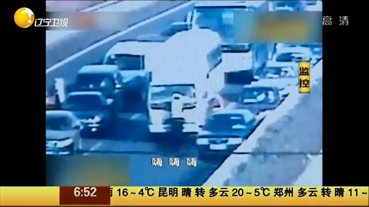 二环主路惊险一幕 迷途货车撞翻交警