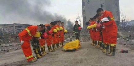 实拍消防员爆炸现场列队告别战友遗体